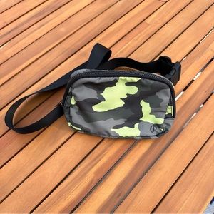 LULULEMON Everywhere Belt Bag - Green & Neon Yellow Camo